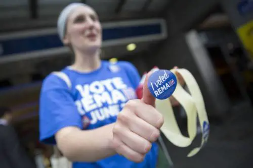 Tutti in coda ai seggi sotto la pioggia battente