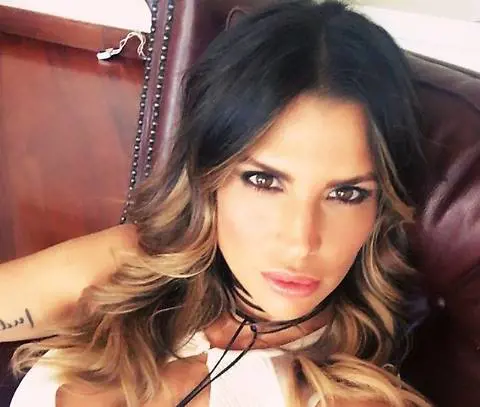 Claudia Galanti a Capri: topless al mare