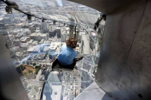 Los Angeles: tuffo nel vuoto con lo "Skyslide", scivolo al 70esimo piano