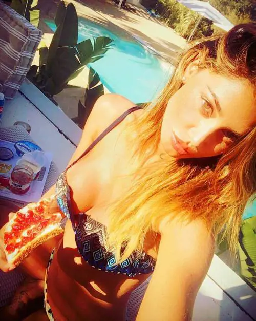 Belen e il selfie "pane, burro e marmellata"