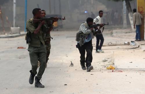 Mogadiscio, Al Shabaab attacca un hotel: 17 morti