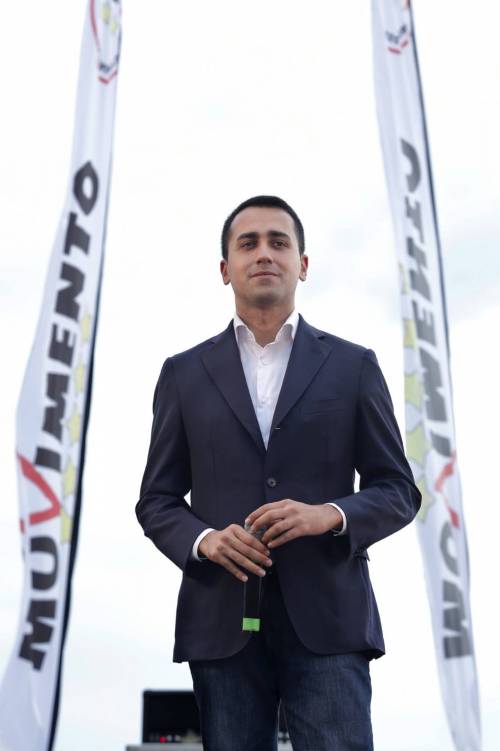 Di Maio si scopre europeista: "Non vogliamo l'uscita dall'Ue"
