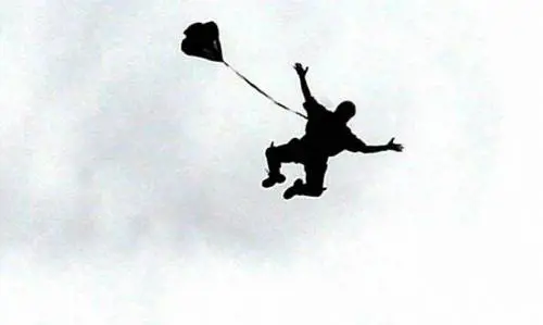 Frecce tricolori, paracadutista piomba su un bagnante al mare