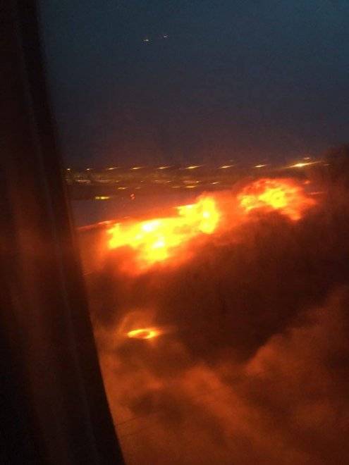 Panico in volo: aereo in fiamme dopo l'atterraggio d'emergenza