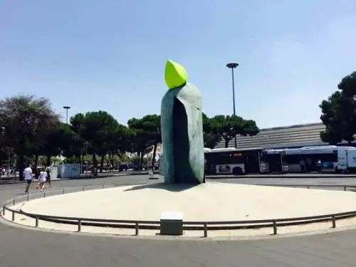 La statua di Giovanni Paolo II a Roma incappucciata dai vandali