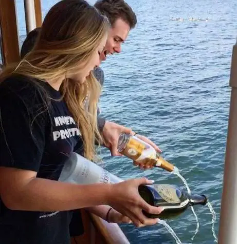 Come si divertono i ricchi figli di papà? Versando lo champagne in mare