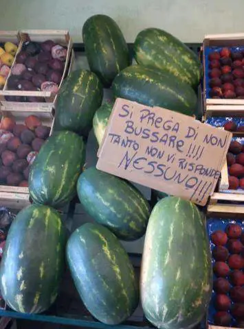 "Non bussate sulle angurie"