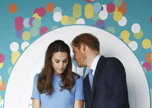 Risate, battute, sguardi: non è che tra Kate e Harry c'è un flirt segreto?