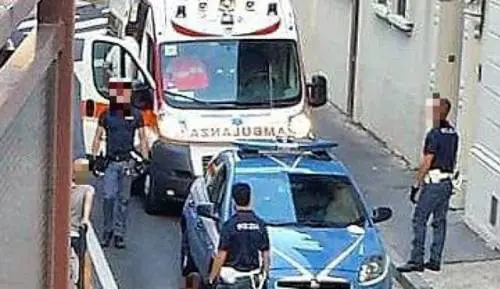 Immigrato armato di catena distrugge due quartieri interi