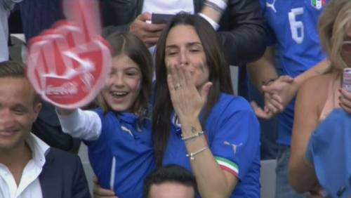 Conte e l'abbraccio con la moglie dopo la partita con la Spagna