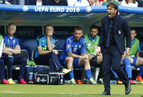 Antonio Conte durante Italia-Spagna, sullo sfondo De Rossi, in panchina dopo l'infortunio