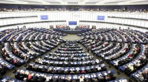 Ue approva mozione Brexit. M5s vota con Le Pen e Salvini