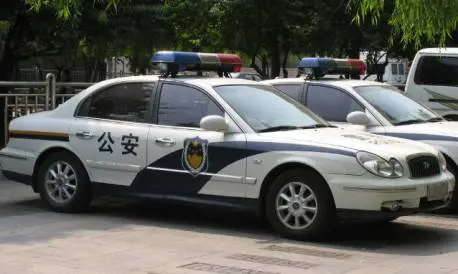 Cina, violenta la donna e la chiude in valigia: fermato dai passanti