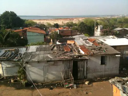 Paraguay, fa i bisogni a letto: il patrigno lo punisce bruciandogli i genitali