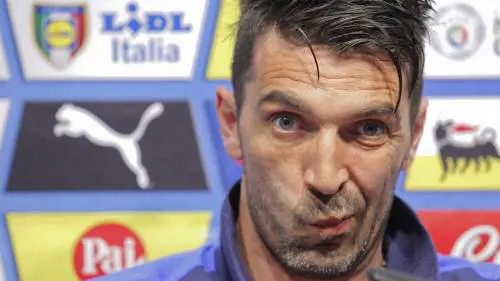 Dopo Monti, Buffon tifa Renzi e si schiera col sì al referendum