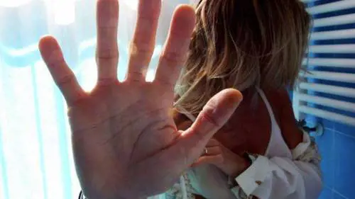 Marocchino si denuda e prova a violentare una turista: arrestato