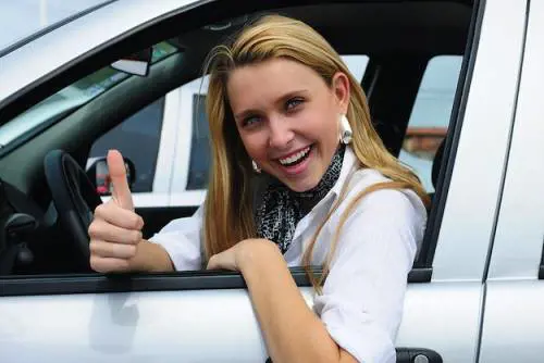 Chi guida con il braccio fuori dal finestrino rischia una bella multa