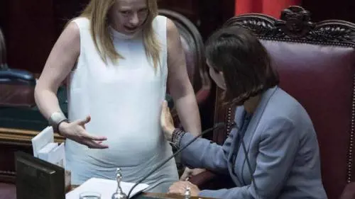 La Boldrini accarezza il 'pancione' della Meloni