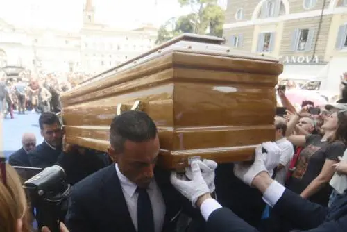Gli italiani danno l'ultimo saluto a Bud Spencer