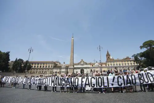 Fan e vip insieme per salutare il 'Gigante Bud'