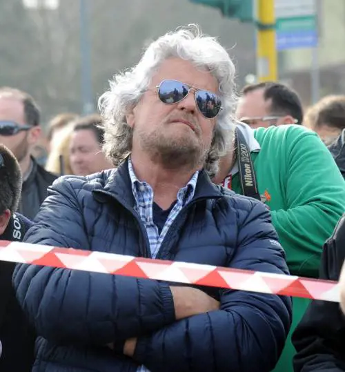 Italicum, il M5s adesso frena. Grillo a Renzi: "Sei un baro"