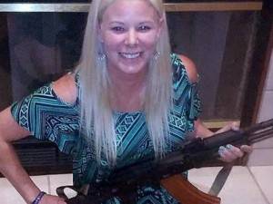 Non vuole fare sesso, la ragazza lo massacra e distrugge casa con l'accetta
