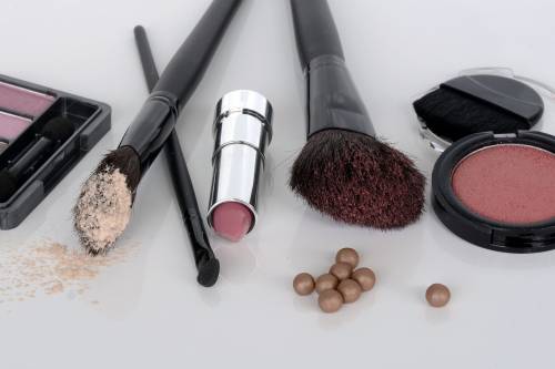 Make up: gli errori che fanno male alla salute