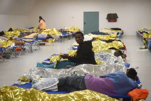 Mille profughi arrivati a Milano Collassa l'hub della Centrale