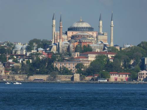 Istanbul, il richiamo del muezzin da Santa Sofia fa discutere