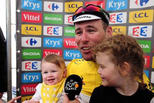 La volata di Cavendish vale il suo primo giallo