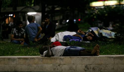 Stazione, bivacco di migranti L'assessore chiede «rinforzi»