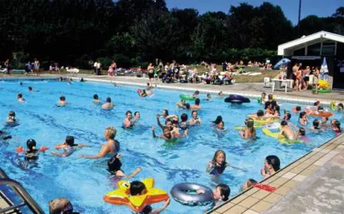 Germania, continuano le aggressioni degli immigrati nelle piscine