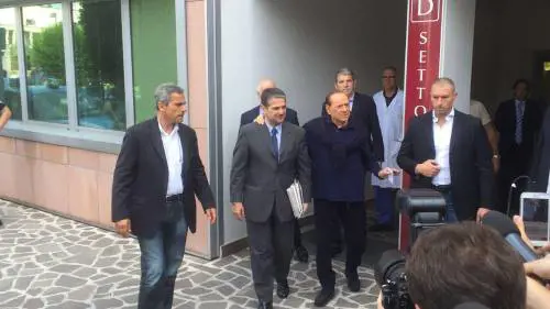 Silvio Berlusconi lascia il San Raffaele