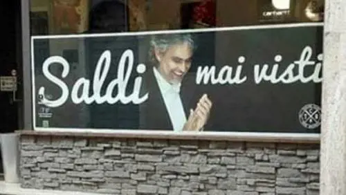 "Saldi mai visti". La pubblicità con Bocelli fa infuriare tutti