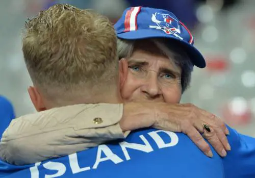 Hjortur Hermannsson abbrccia la famiglia dopo la sconfitta con la Francia