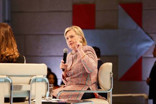 La Clinton accusa Putin: "C'è lui dietro Wikileaks"