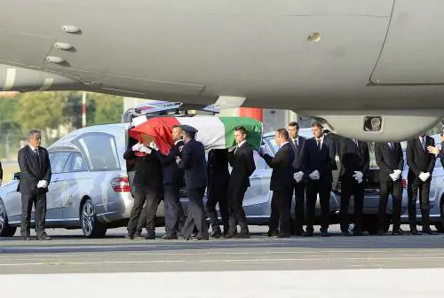 Arrivate a Ciampino le salme  degli italiani uccisi a Dacca