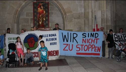 Rom profughi occupano cattedrale: "Vogliamo restare nella Ue"