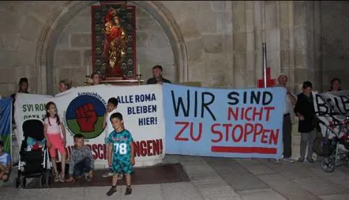Rom profughi occupano cattedrale: "Vogliamo restare nella Ue"