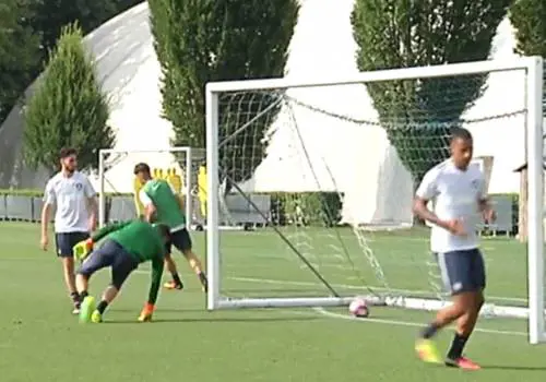 L'Inter si allena con un cerotto che copre lo sponsor