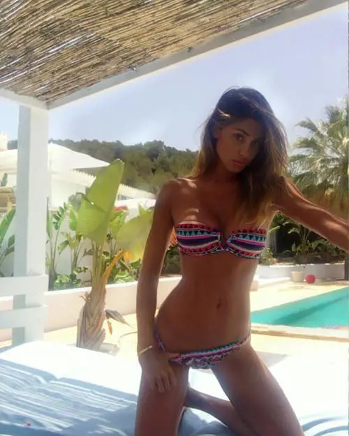 Belen sexy a Ibiza: la foto in bikini fa impazzire i social