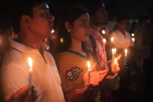 Fiaccolata in memoria delle vittime di Dacca in Bangladesh
