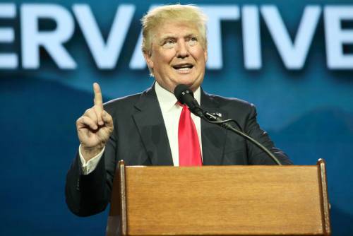 Scandalo email, Trump: "Hillary ha corrotto il ministro della Giustizia"