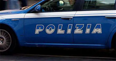 La polizia gli impedisce di suicidarsi, romeno accoltella un agente