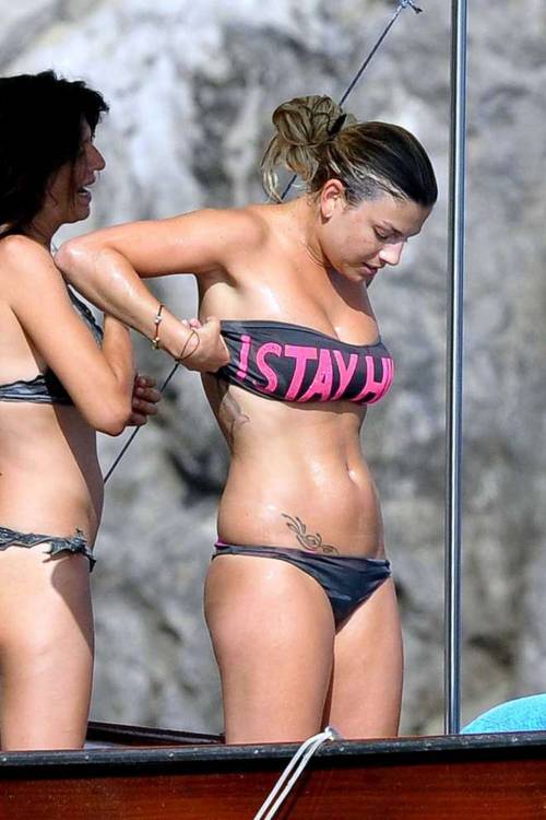 Selvaggia Lucarelli contro Emma Marrone in bikini