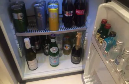 Addio ai minibar negli hotel: "Costano troppo"
