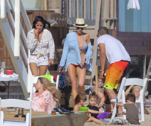 Charlotte McKinney: seno esplosivo in spiaggia