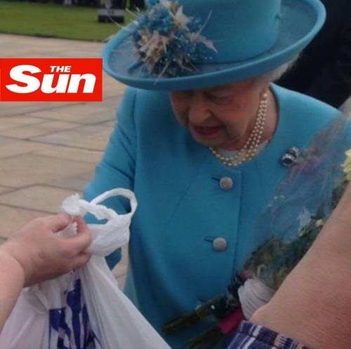 "Sono per George e Charlotte": la reazione perplessa della Regina ai regali comprati al discount