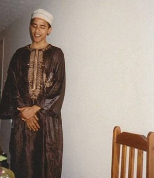 Obama in abito islamico. Fox News: "Questo non è un buon cristiano"