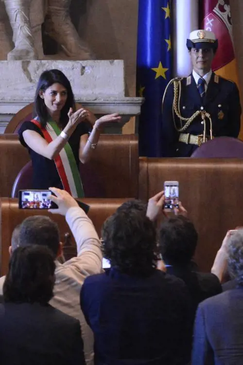 La prima seduta dell'era Raggi